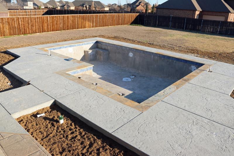 Quelles sont les phases clés pour créer une piscine enterrée durable ?